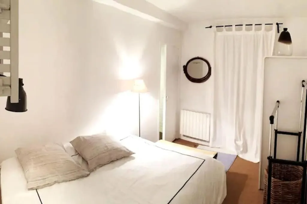 Spacious And Very Quiet Apartment Paris France